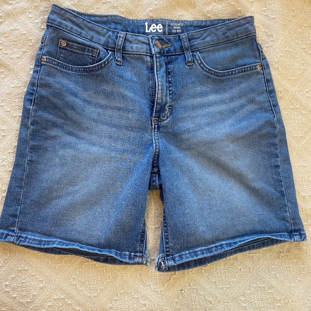 Lee Women's Size 6 Mid-Rise Bermuda Shorts